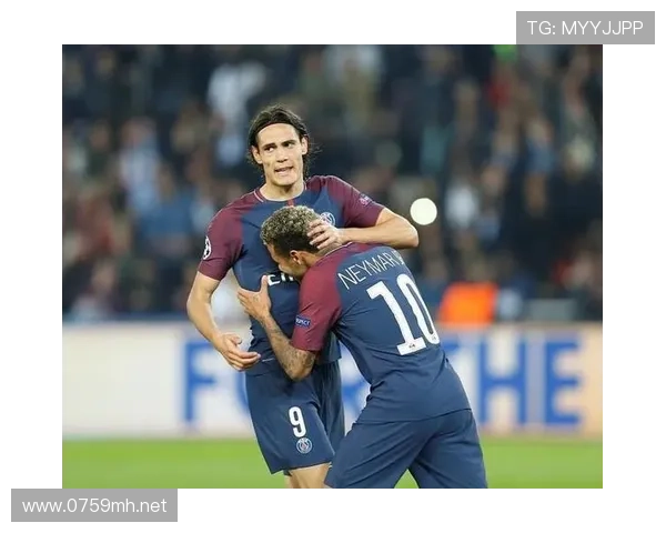 卡瓦尼赛后还在餐厅坐到凌晨，这生活节奏也太反差了吧！